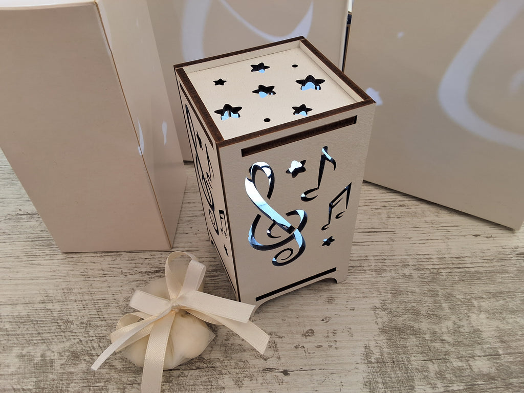 Bomboniera Lampada da Tavolo in Legno Traforata Note Musicali (7,5x7,5x14 cm) – Completa di Scatola e Confetti