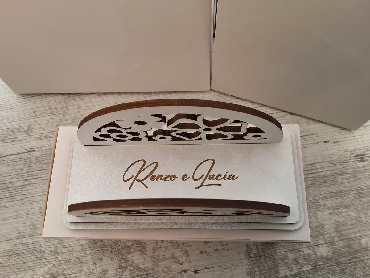 Bomboniera Portatovaglioli in Legno Traforato Fiori (16x7,5 cm) – Completa di Scatola e Confetti