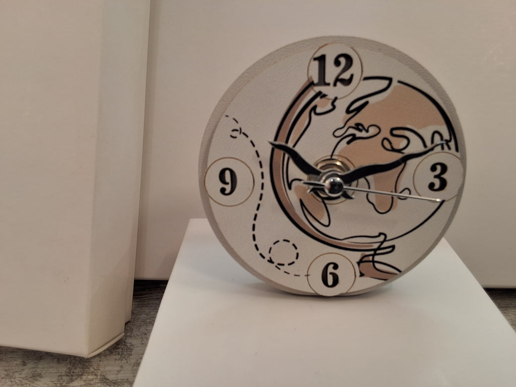 Bomboniera Orologio Tondo in Legno Mappamondo e Aereo (9x9 cm) – Completa di Scatola e Confetti