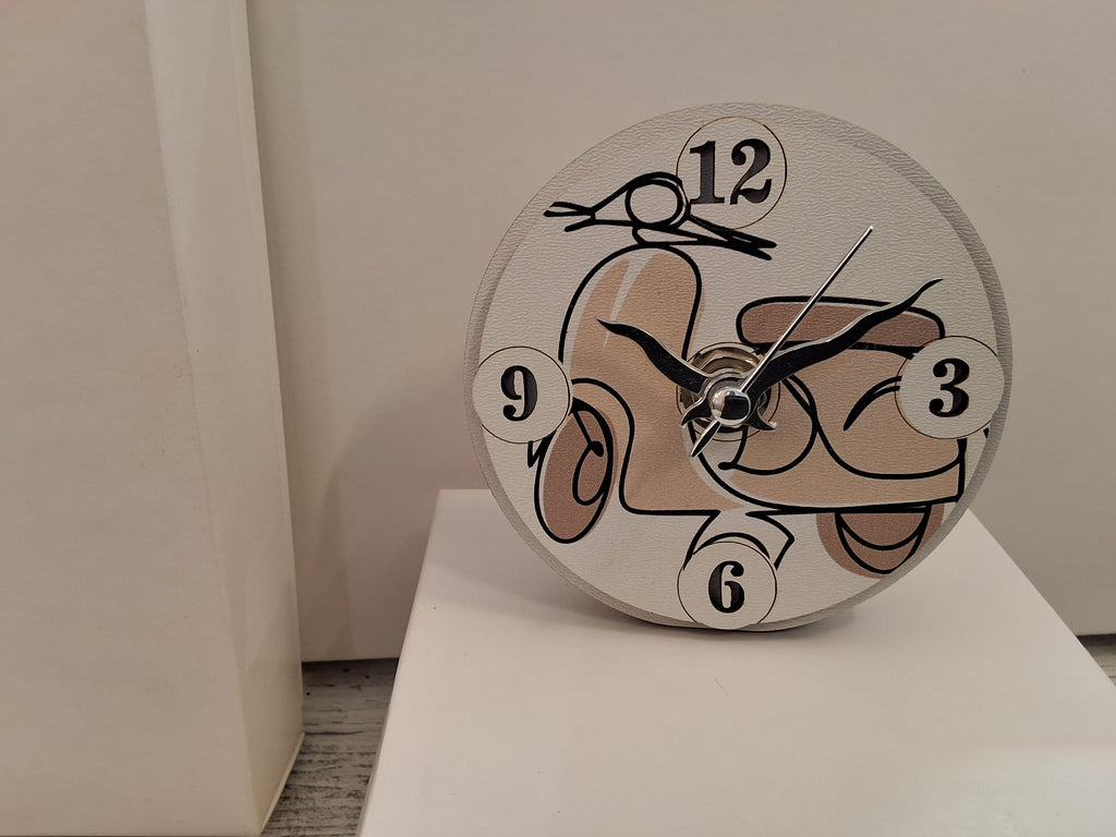 Bomboniera Orologio Tondo in Legno Vespa / Scooter Vintage (9x9 cm) – Completa di Scatola e Confetti