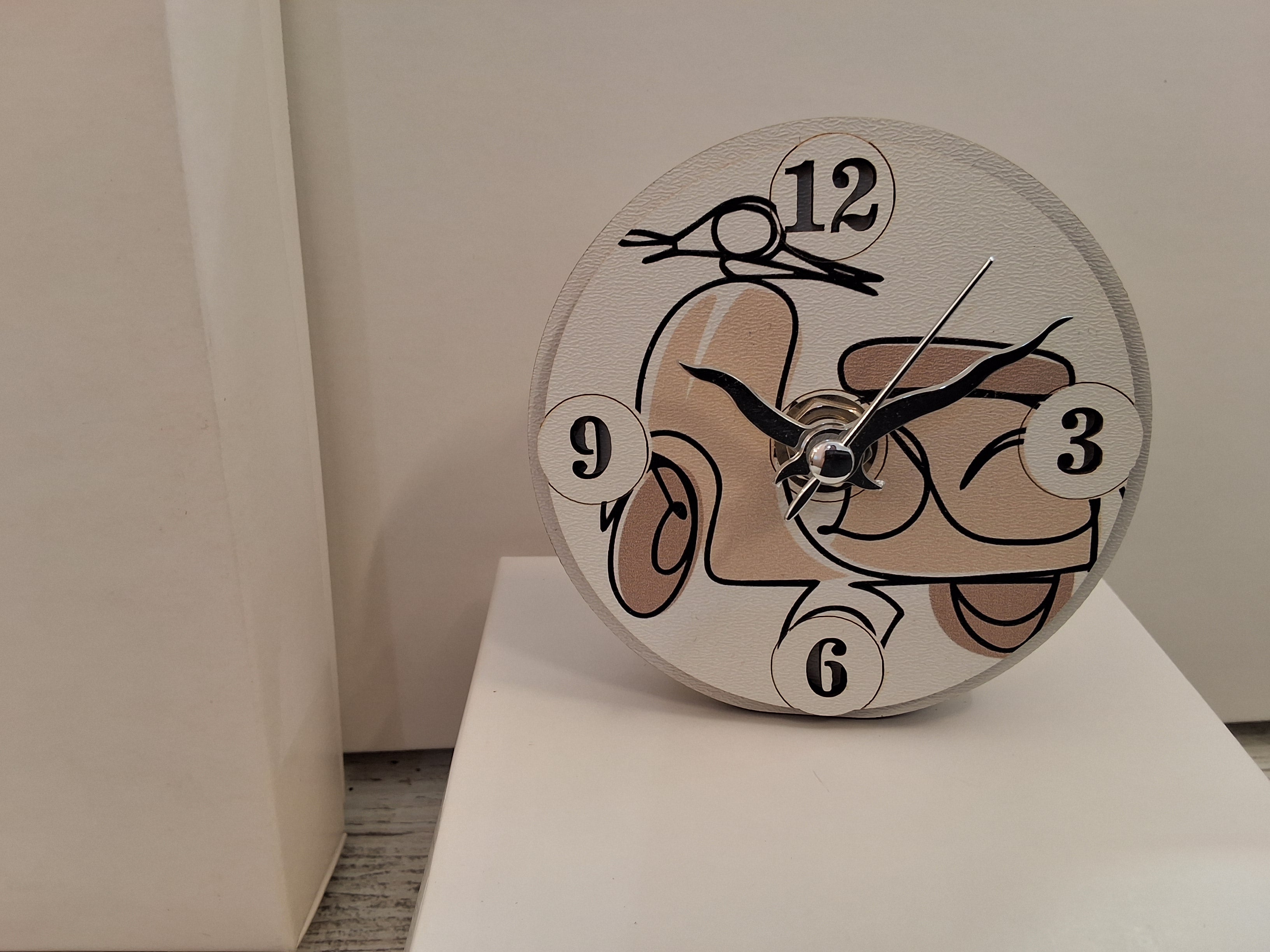 Bomboniera Orologio Tondo in Legno Vespa / Scooter Vintage (9x9 cm) – Completa di Scatola e Confetti