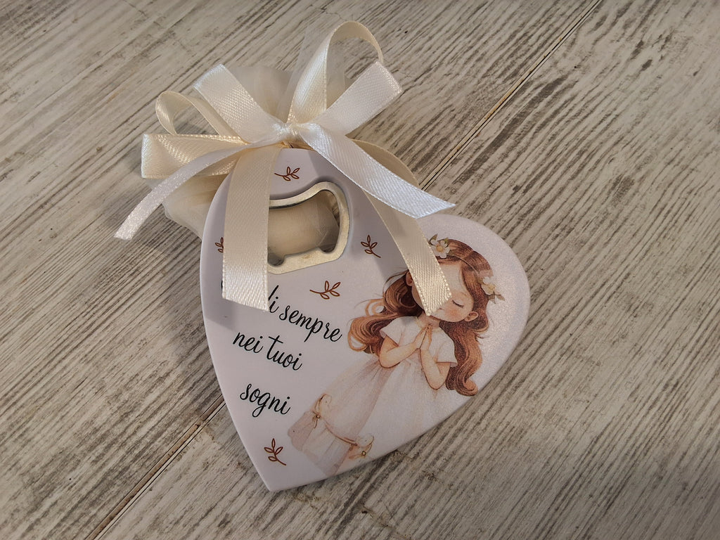 Bomboniera Apribottiglie a Cuore Prima Comunione Bimba in Resina (8,5x8 cm) – Completa e Personalizzabile