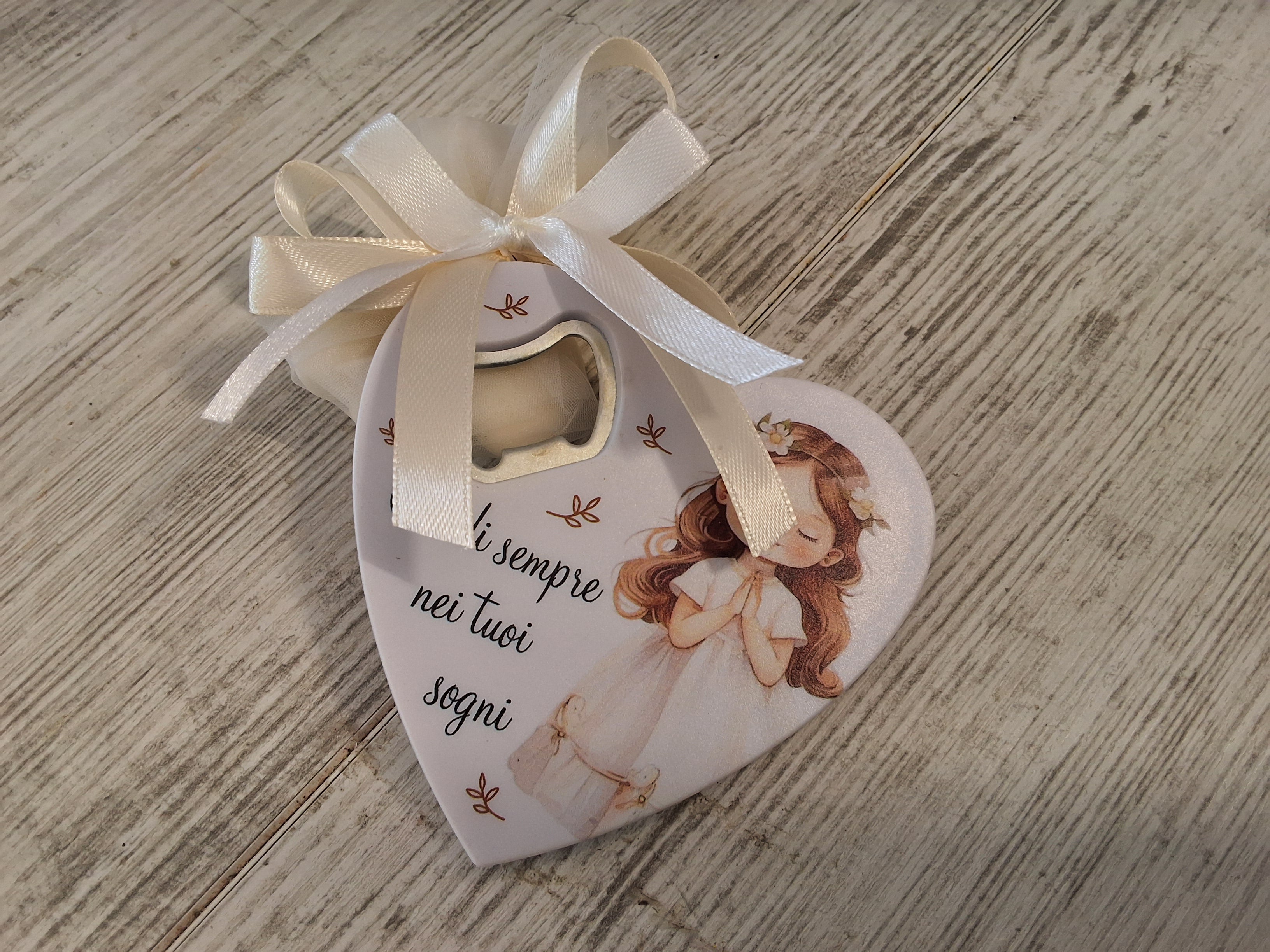 Bomboniera Apribottiglie a Cuore Prima Comunione Bimba in Resina (8,5x8 cm) – Completa e Personalizzabile