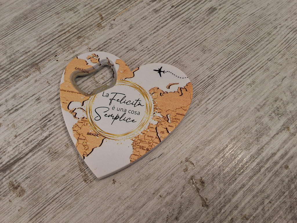 Bomboniera Apribottiglie Cuore Tema Viaggio con Mappamondo e Frase "La Felicità è una cosa Semplice" – Con Confezione e Confetti Inclusi