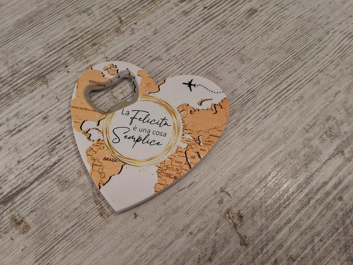 Bomboniera Apribottiglie Cuore Tema Viaggio con Mappamondo e Frase "La Felicità è una cosa Semplice" – Con Confezione e Confetti Inclusi