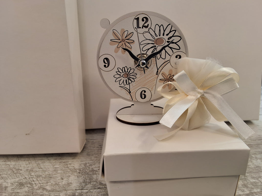 Bomboniera Orologio in Legno da Tavolo Fiori e Margherite (9x11 cm) – Completa di Scatola e Confetti
