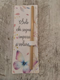 Segnalibro Segnaposto con Matita in Legno Farfalla "Solo chi sogna impara a volare" - 7x19 cm (Min. 50 pezzi)