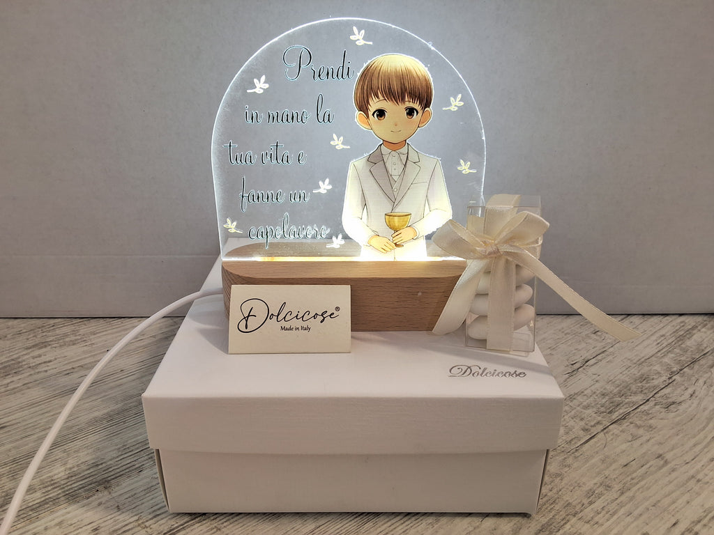 Lampada LED Prima Comunione Bimbo in Legno e Plexiglas "Dolcicose" – Bomboniera Confezionata con Scatola e Confetti