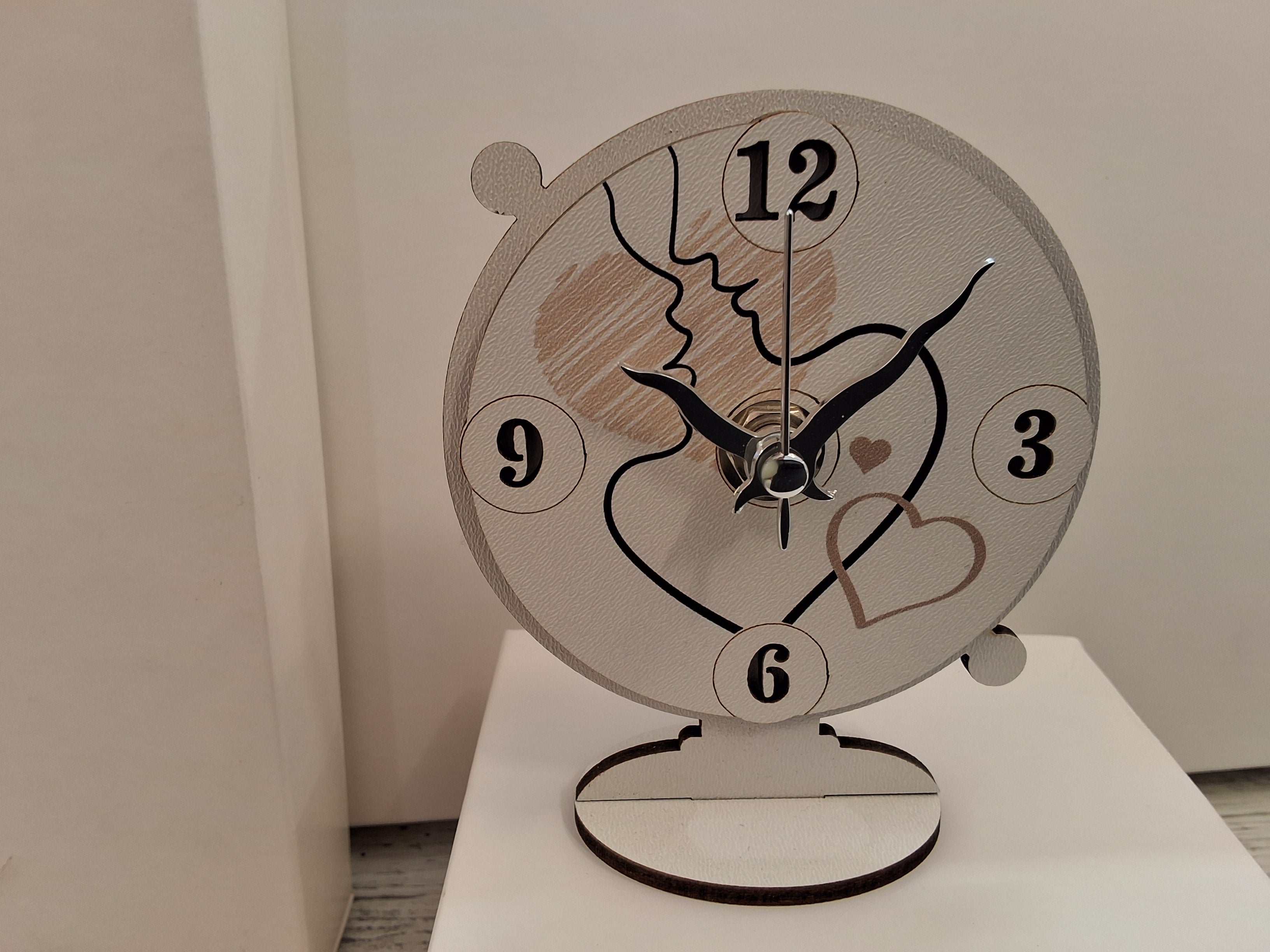 Bomboniera Orologio in Legno da Tavolo Sposi / Volti con Cuori (9x11 cm) – Completa di Scatola e Confetti