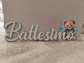 Scritta in Legno "Battesimo" con Orsetto Azzurro da Tavolo - 45x13,5 cm