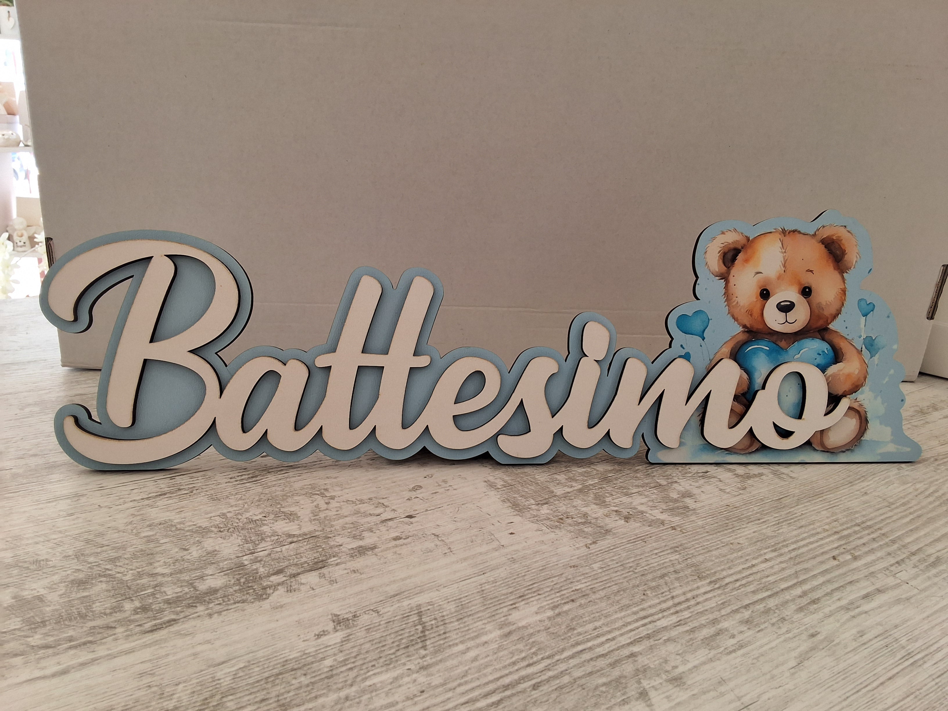 Scritta in Legno "Battesimo" con Orsetto Azzurro da Tavolo - 45x13,5 cm