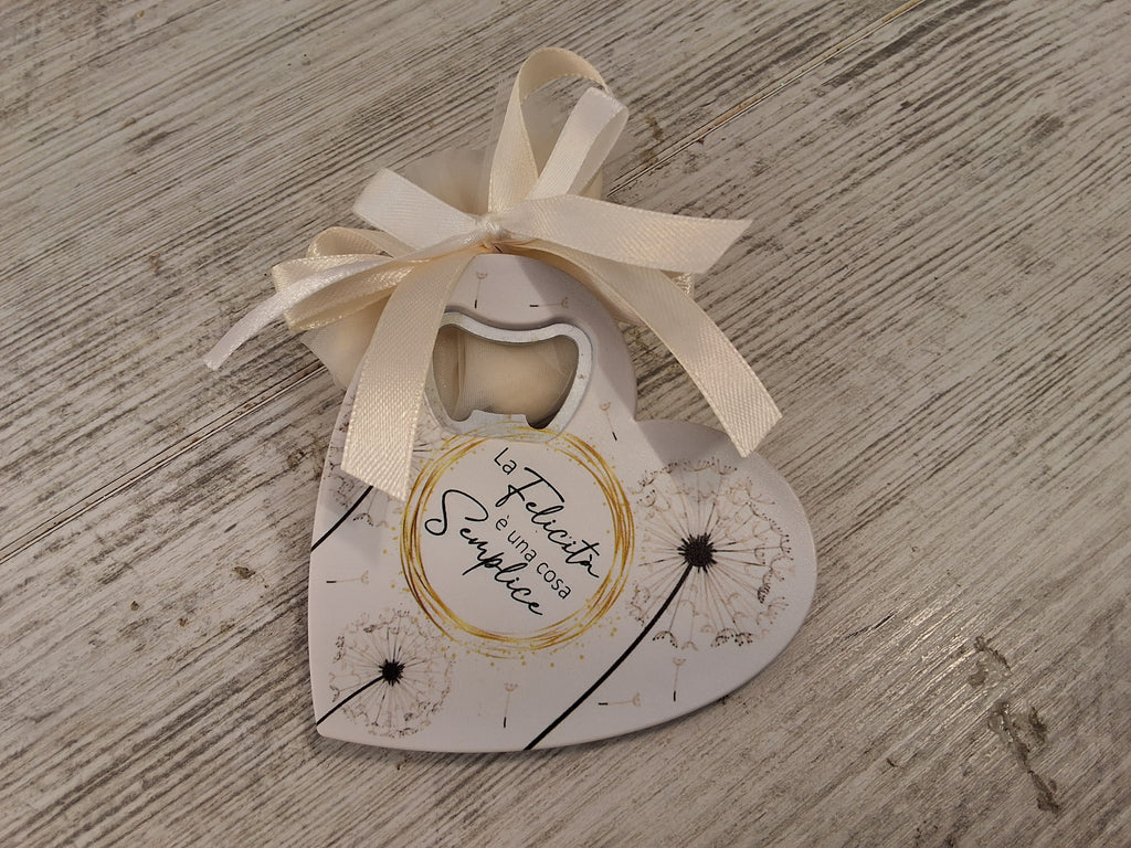 Bomboniera Apribottiglie Cuore con Soffioni e Frase "La Felicità è una cosa Semplice" – Con Confezione e Confetti Inclusi