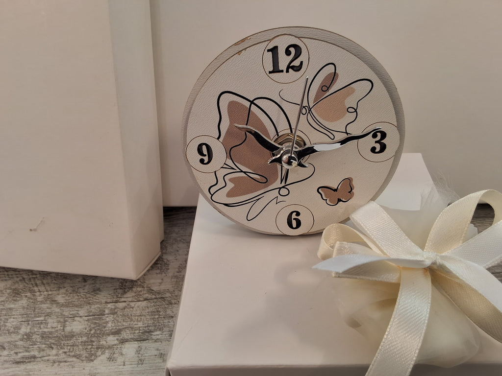 Bomboniera Orologio Tondo in Legno Farfalle (9x9 cm) – Completa di Scatola e Confetti