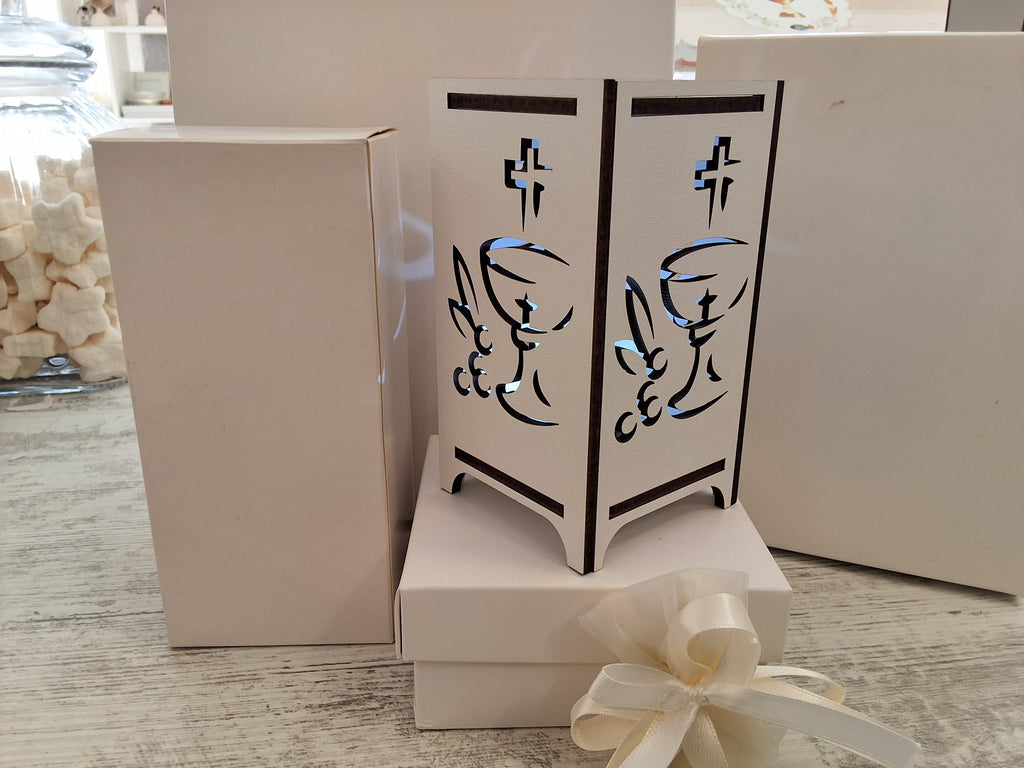 Bomboniera Lampada da Tavolo in Legno Traforata Calice e Sacro (7,5x7,5x14 cm) – Completa di Scatola e Confetti