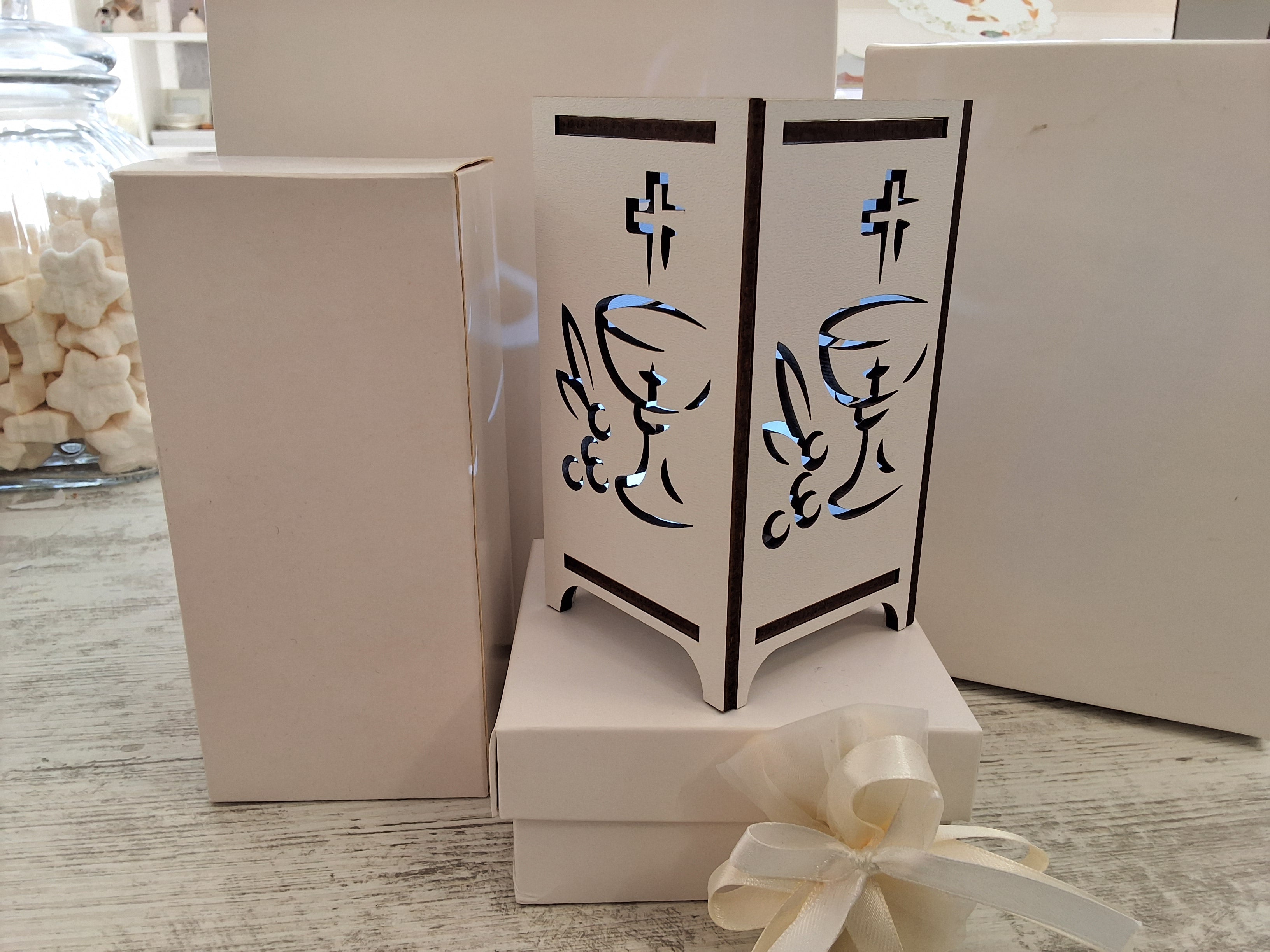Bomboniera Lampada da Tavolo in Legno Traforata Calice e Sacro (7,5x7,5x14 cm) – Completa di Scatola e Confetti