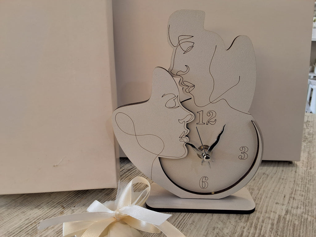 Bomboniera Orologio in Legno da Tavolo Sagomato Sposi (24×20) – Completa di Scatola e Confetti