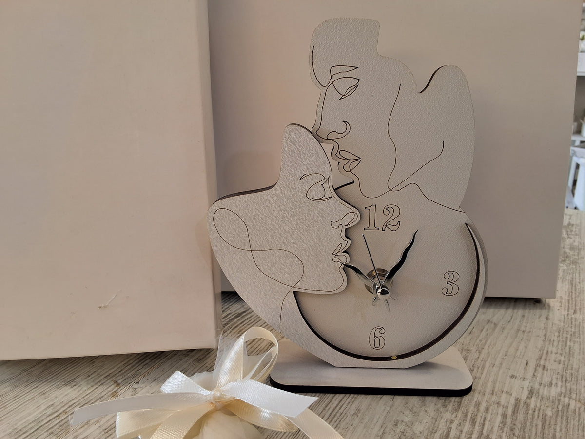 Bomboniera Orologio in Legno da Tavolo Sagomato Sposi (24×20) – Completa di Scatola e Confetti