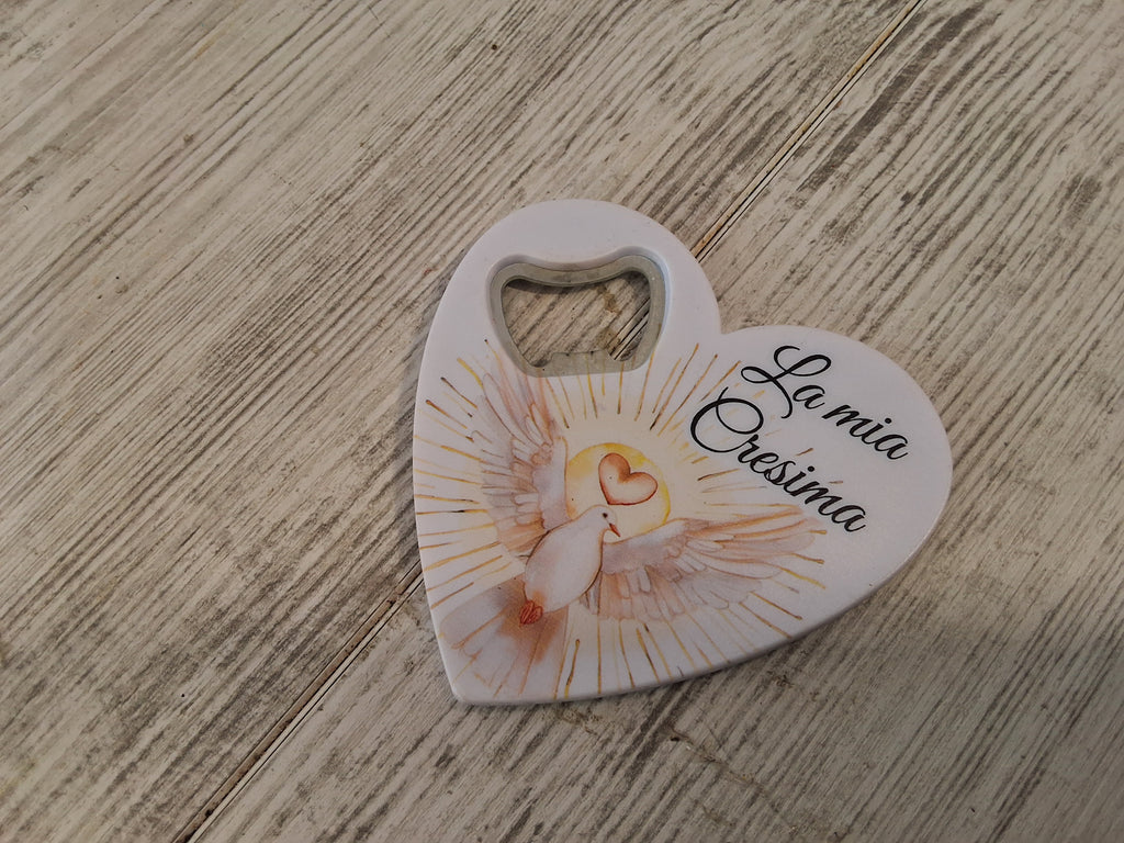 Bomboniera Apribottiglie a Cuore Santa Cresima in Resina (8,5x8 cm) – Completa e Personalizzabile