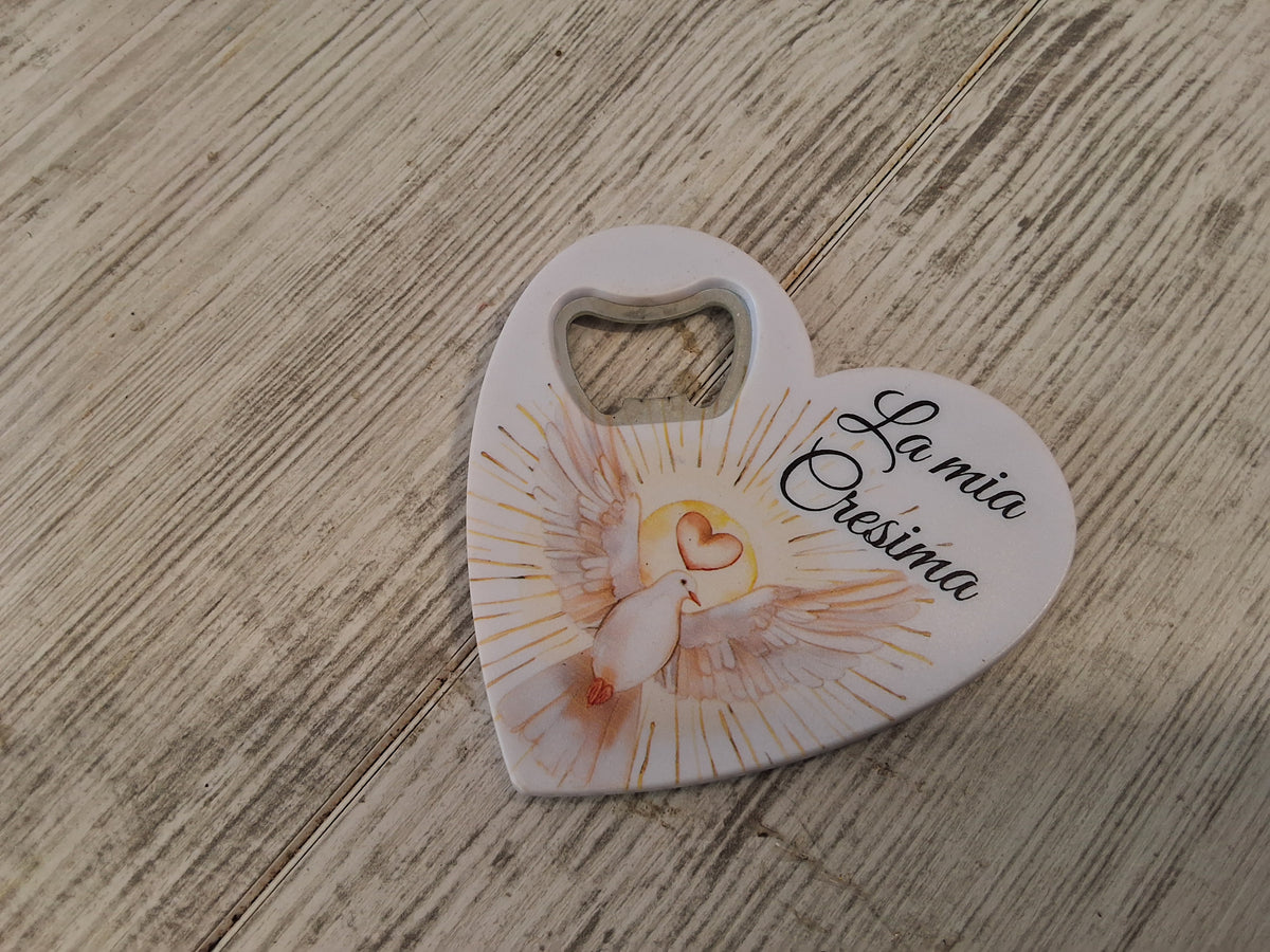 Bomboniera Apribottiglie a Cuore Santa Cresima in Resina (8,5x8 cm) – Completa e Personalizzabile