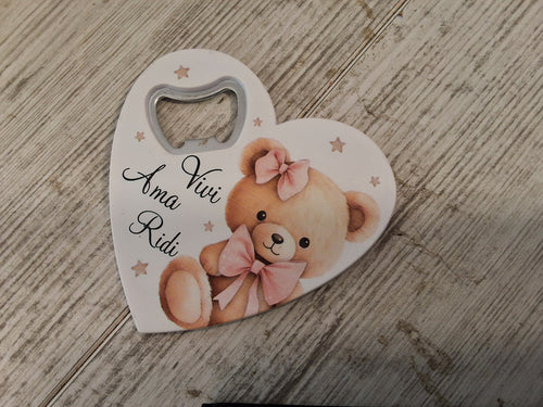 Bomboniera Apribottiglie a Cuore Orsetta in Resina (8,5x8 cm) – Completa e Personalizzabile per Battesimo e Nascita Bimba
