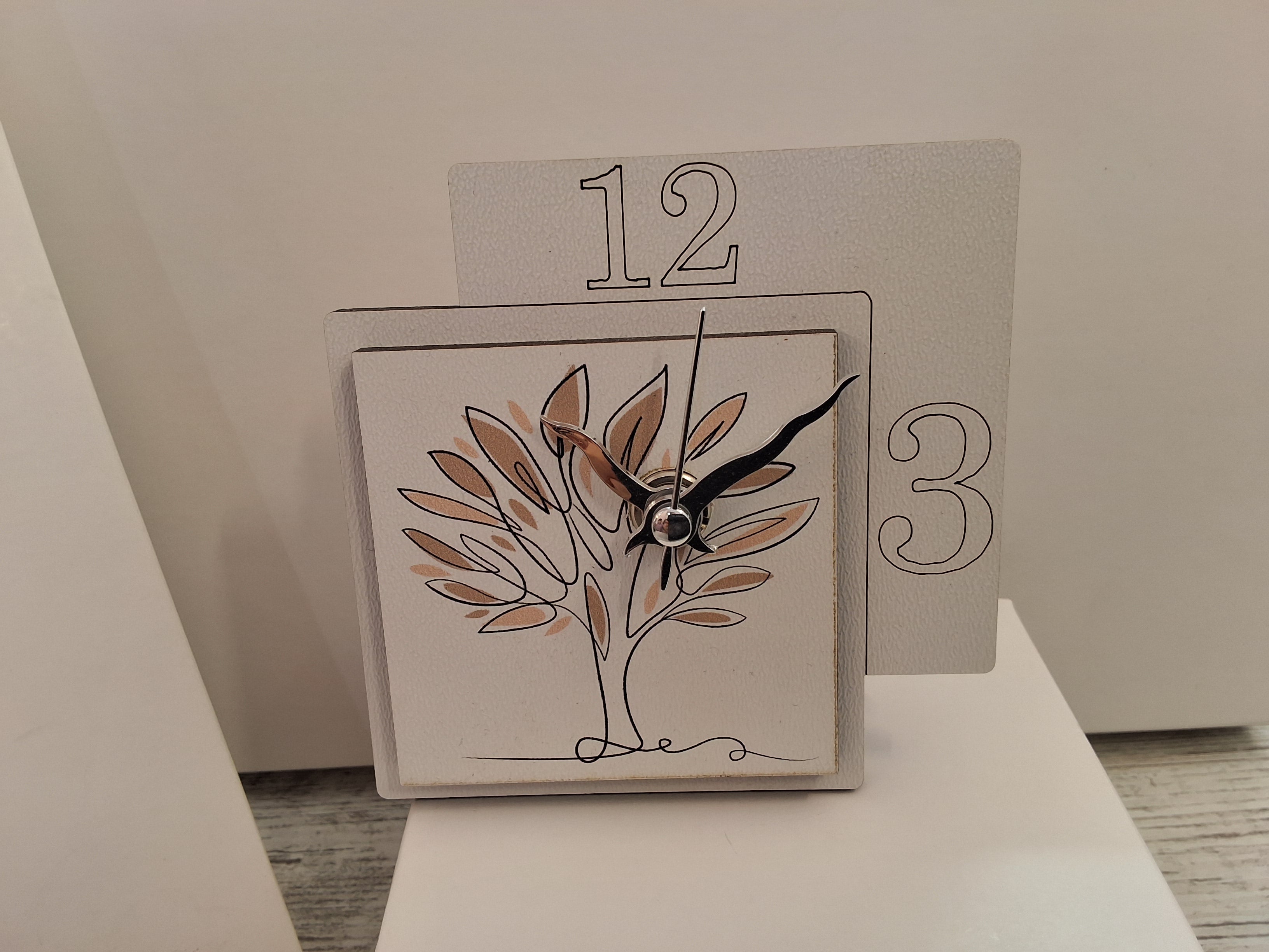 Bomboniera Orologio Squadrato in Legno Albero della Vita (10x10 cm) – Completa di Scatola e Confetti