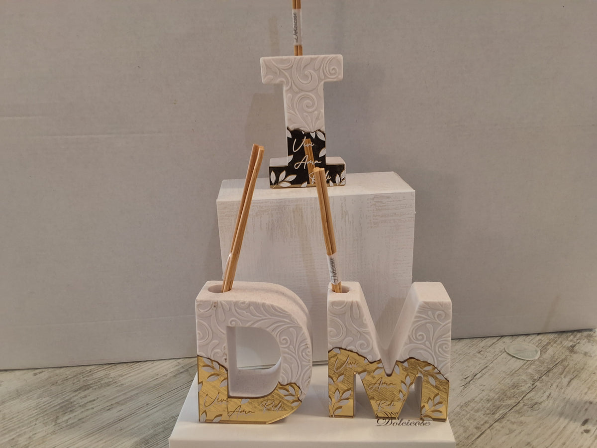 Profumatore Iniziale in Pietra 7,5x7 cm con Dettagli Oro – Bomboniera Personalizzata Confezionata con Scatola e Confetti
