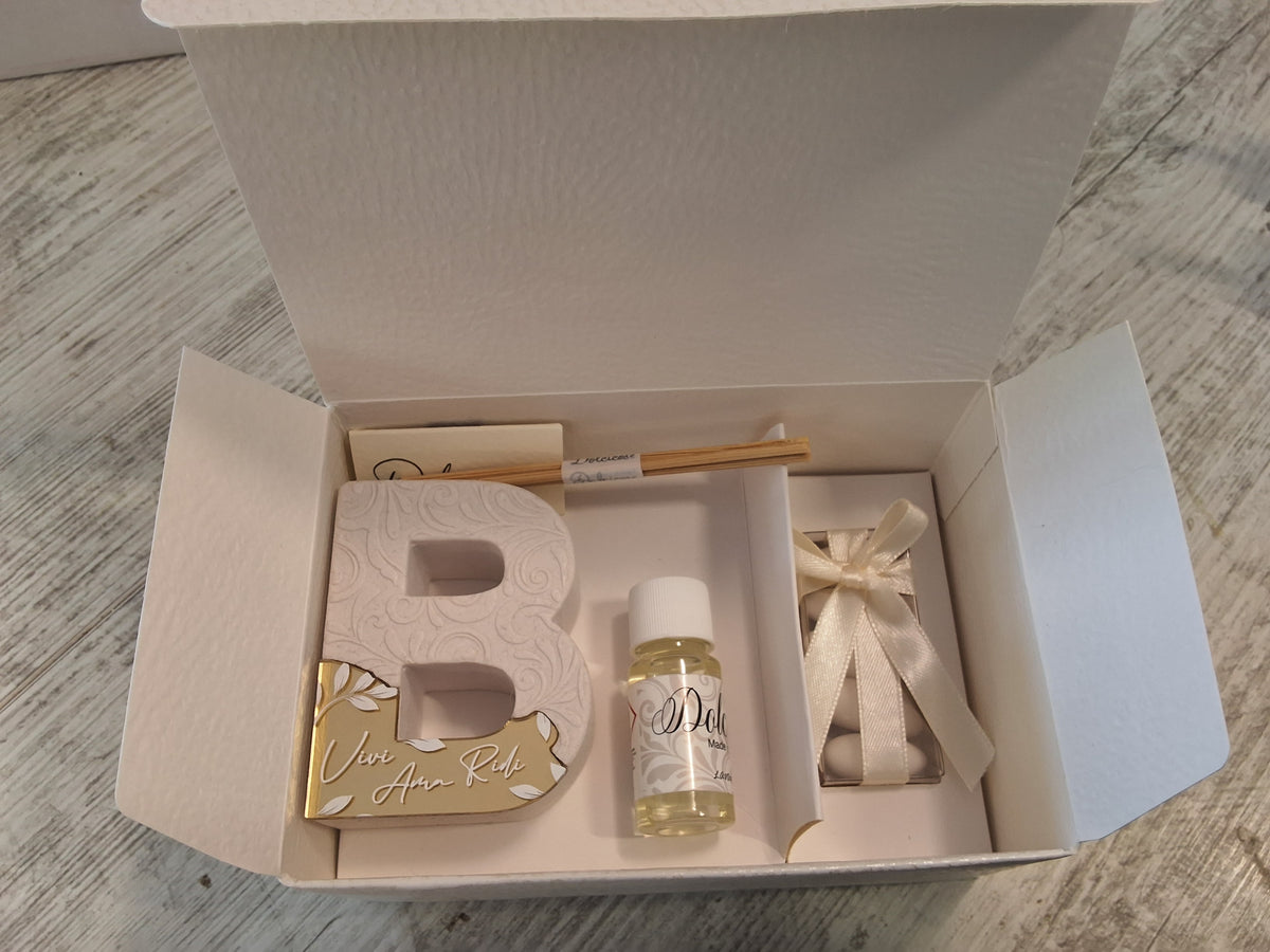Profumatore Iniziale in Pietra 7,5x7 cm con Dettagli Oro – Bomboniera Personalizzata Confezionata con Scatola e Confetti