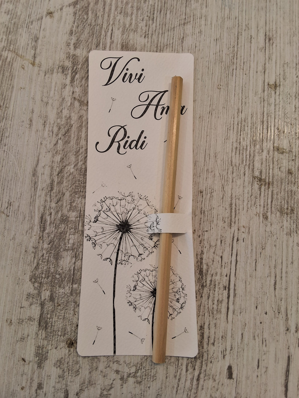 Segnalibro Segnaposto con Matita in Legno Soffioni "Vivi Ama Ridi" - 7x19 cm (Min. 50 pezzi)