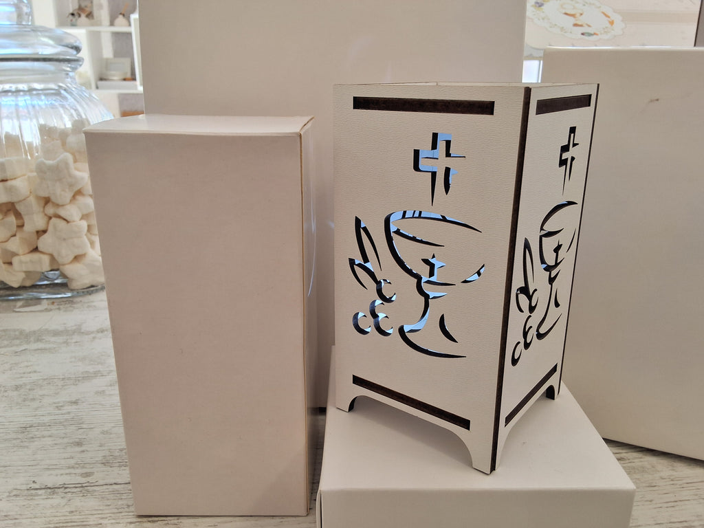 Bomboniera Lampada da Tavolo in Legno Traforata Calice e Sacro (7,5x7,5x14 cm) – Completa di Scatola e Confetti