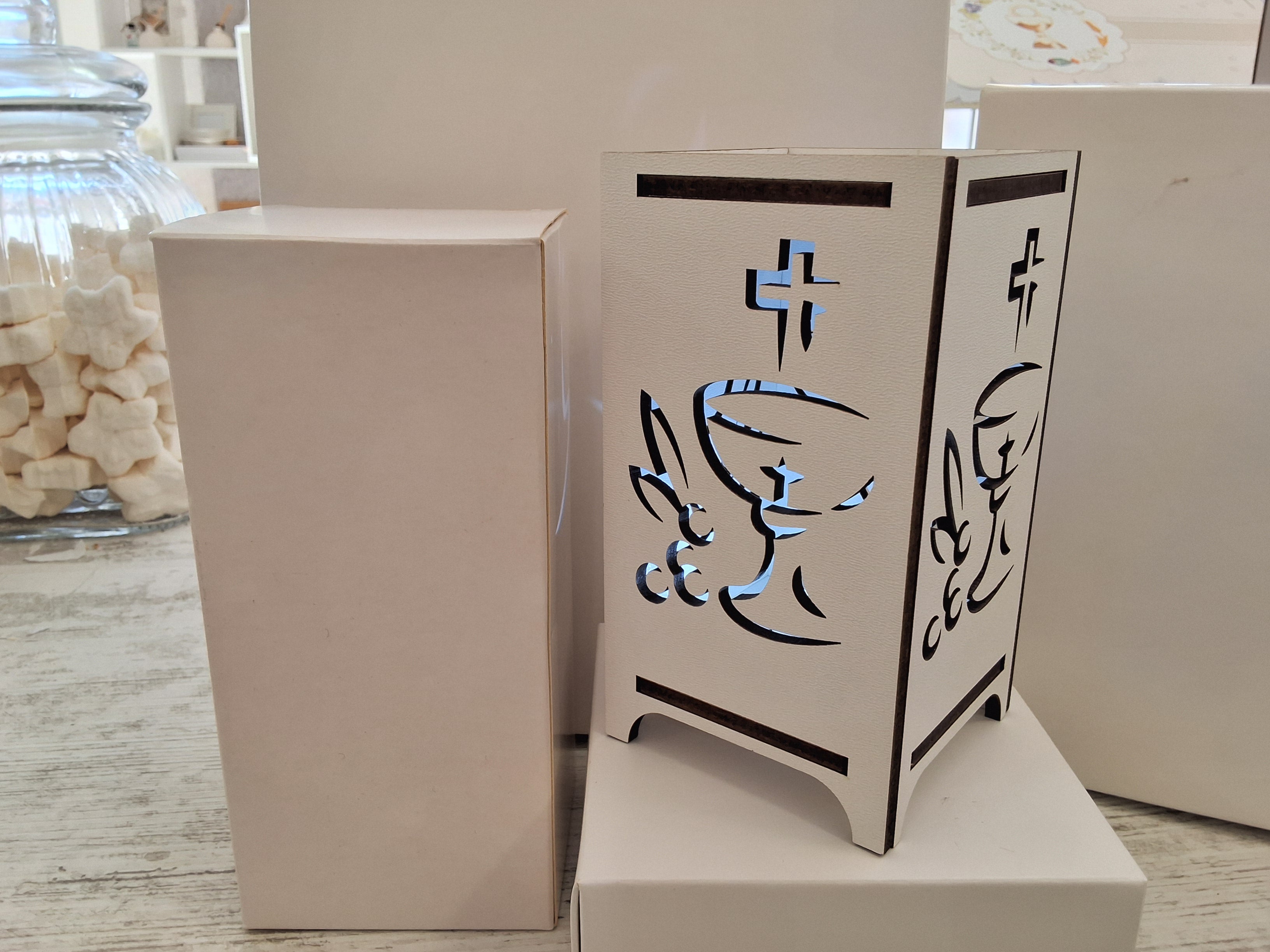 Bomboniera Lampada da Tavolo in Legno Traforata Calice e Sacro (7,5x7,5x14 cm) – Completa di Scatola e Confetti