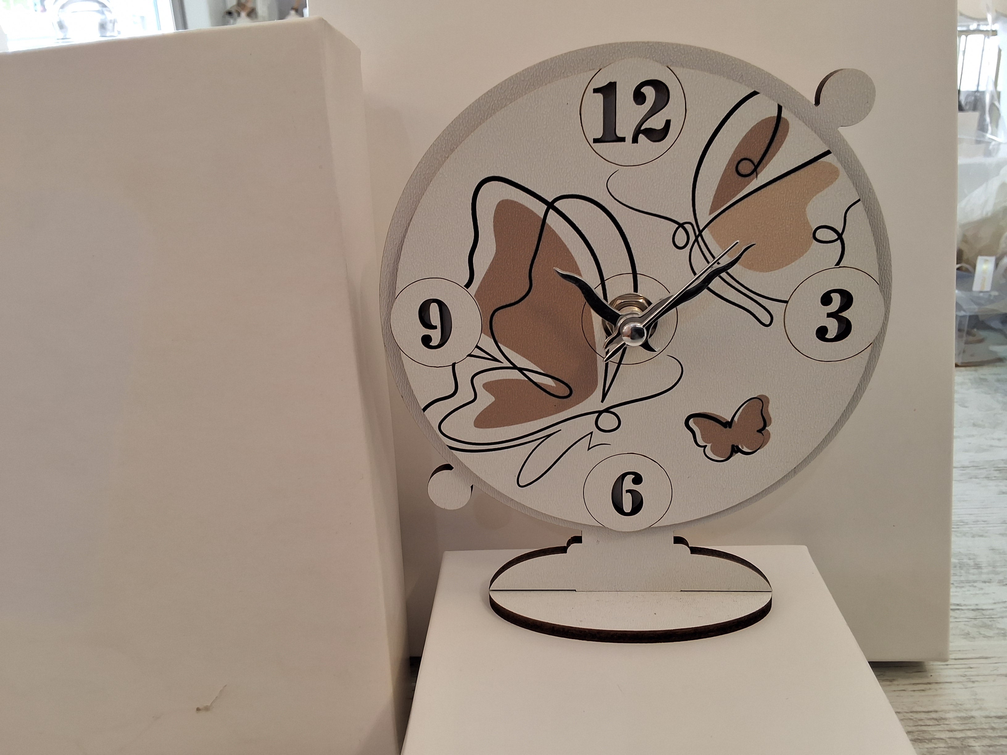 Bomboniera Orologio in Legno da Tavolo Farfalle Misura Grande (15x13 cm) – Completa di Scatola e Confetti