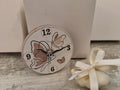 Bomboniera Orologio Tondo in Legno Farfalle (9x9 cm) – Completa di Scatola e Confetti
