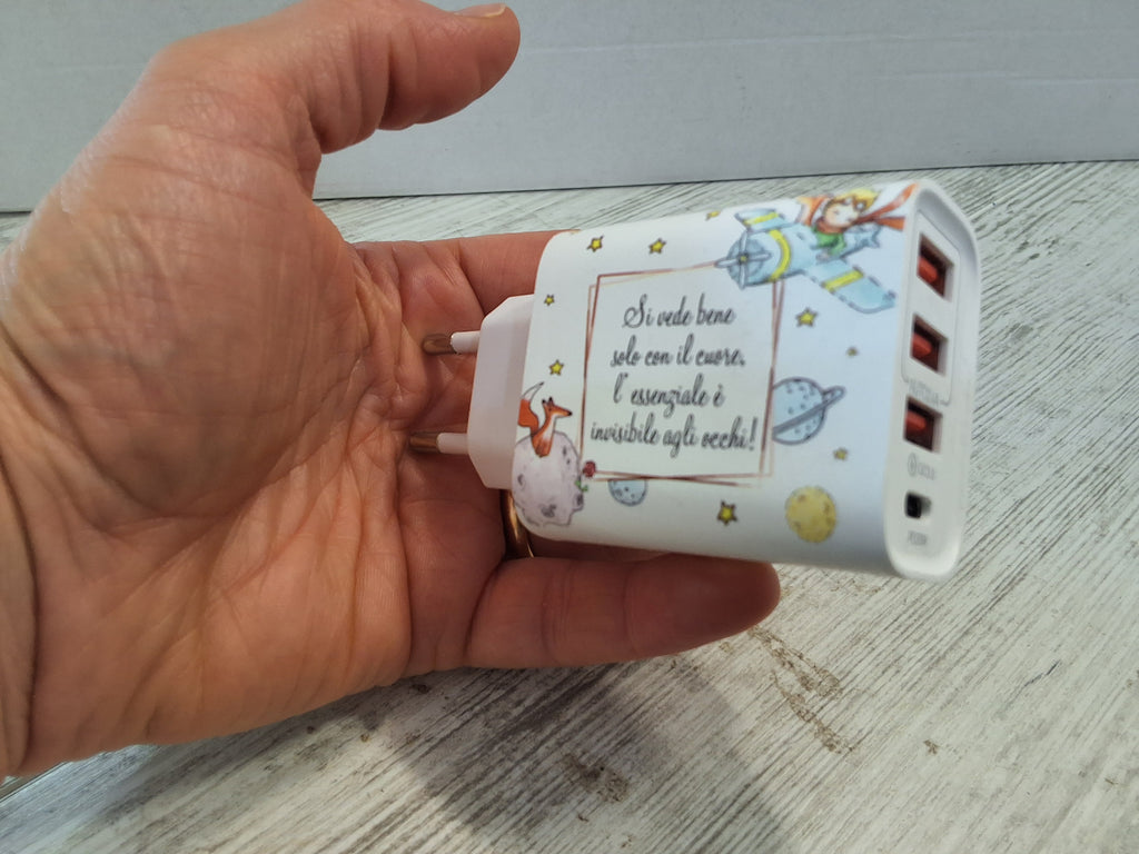 Caricatore USB Multiplo Piccolo Principe 9x4,7 cm con 3 Porte – Bomboniera Confezionata con Scatola e Confetti
