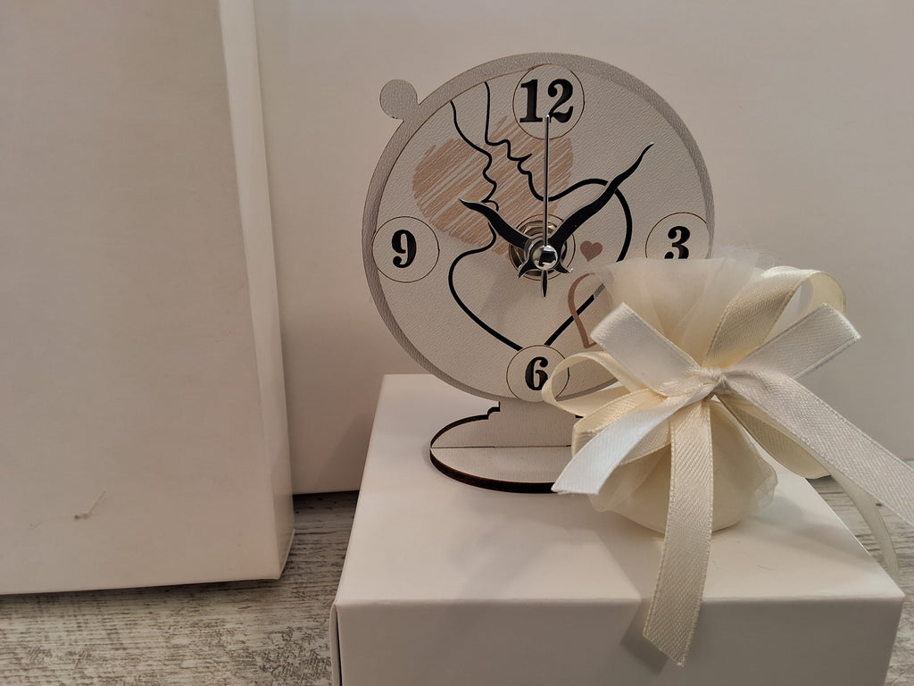 Bomboniera Orologio in Legno da Tavolo Sposi / Volti con Cuori (9x11 cm) – Completa di Scatola e Confetti