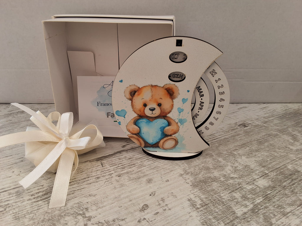 Calendario Perpetuo da Tavolo in Legno Luna Orsetto Azzurro - Completo di Scatola e Sacchetto Confetti