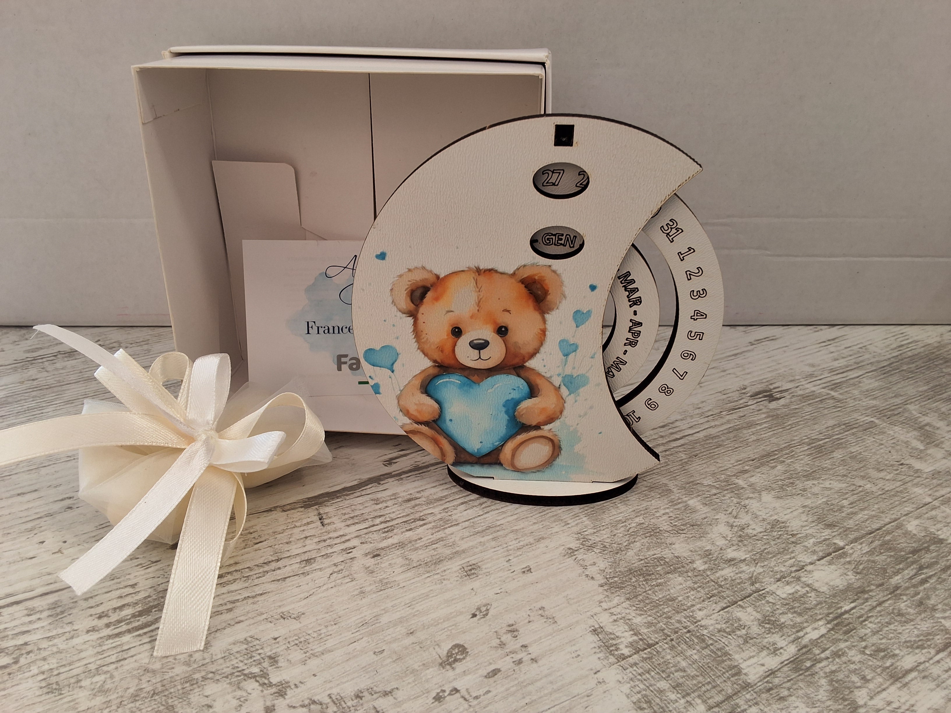 Calendario Perpetuo da Tavolo in Legno Luna Orsetto Azzurro - Completo di Scatola e Sacchetto Confetti