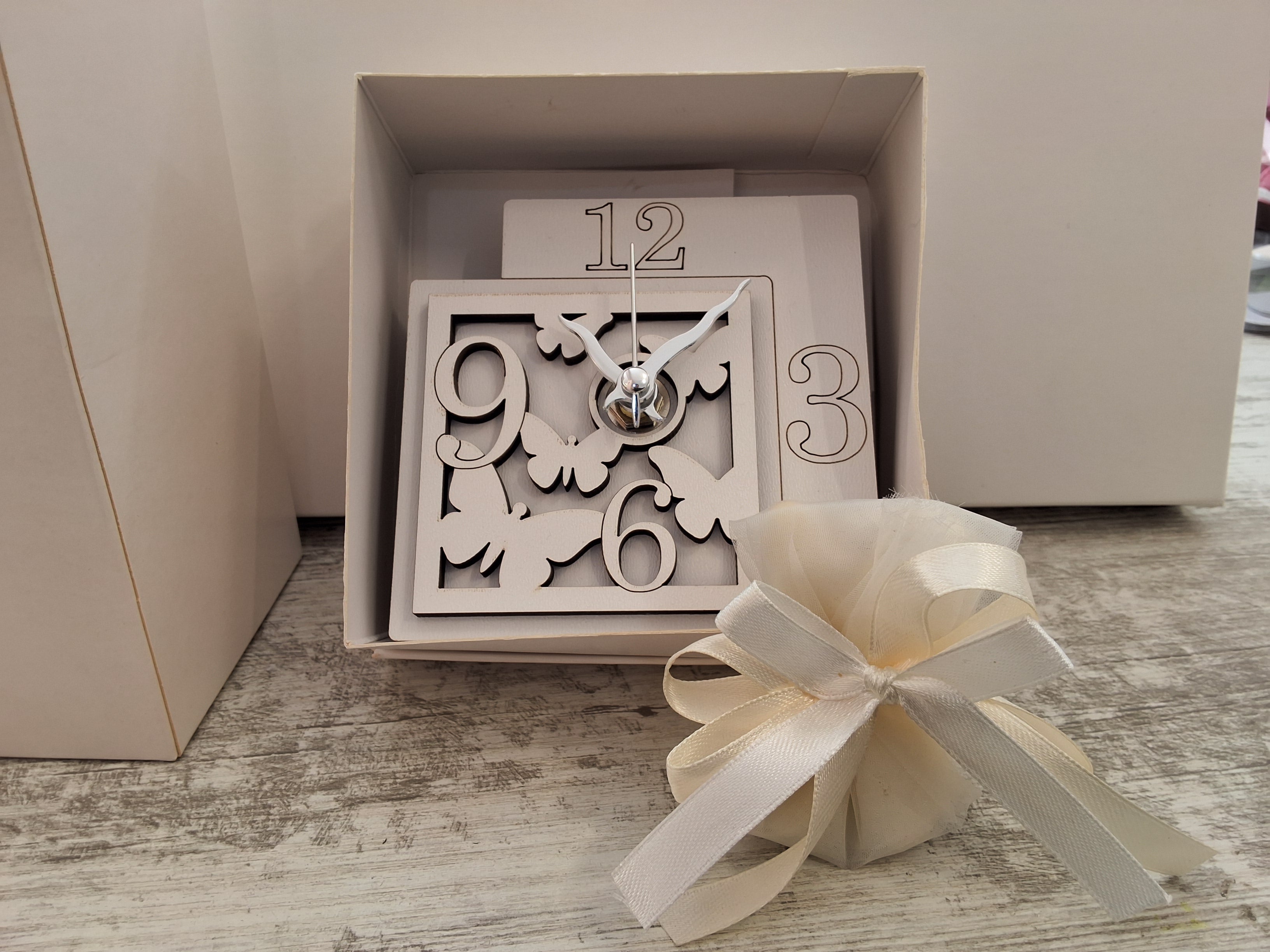 Bomboniera Orologio Squadrato in Legno Traforato Farfalle (10x10 cm) – Completa di Scatola e Confetti
