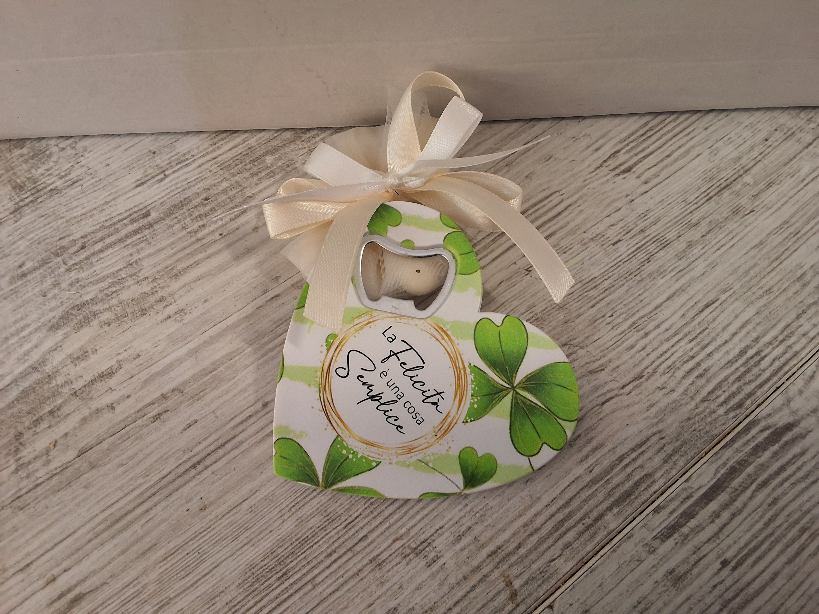 Bomboniera Apribottiglie a Forma di Cuore con Quadrifoglio e Frase "La Felicità è una cosa Semplice" – Con Confezione e Confetti Inclusi