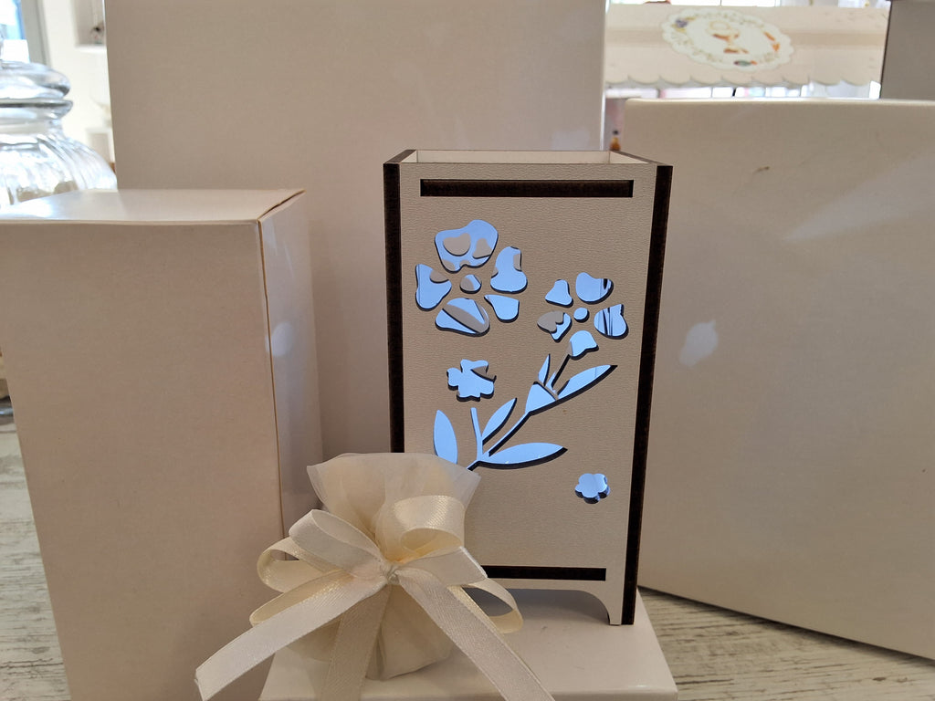 Bomboniera Lampada da Tavolo in Legno Traforata Fiori (7,5x7,5x14 cm) – Completa di Scatola e Confetti