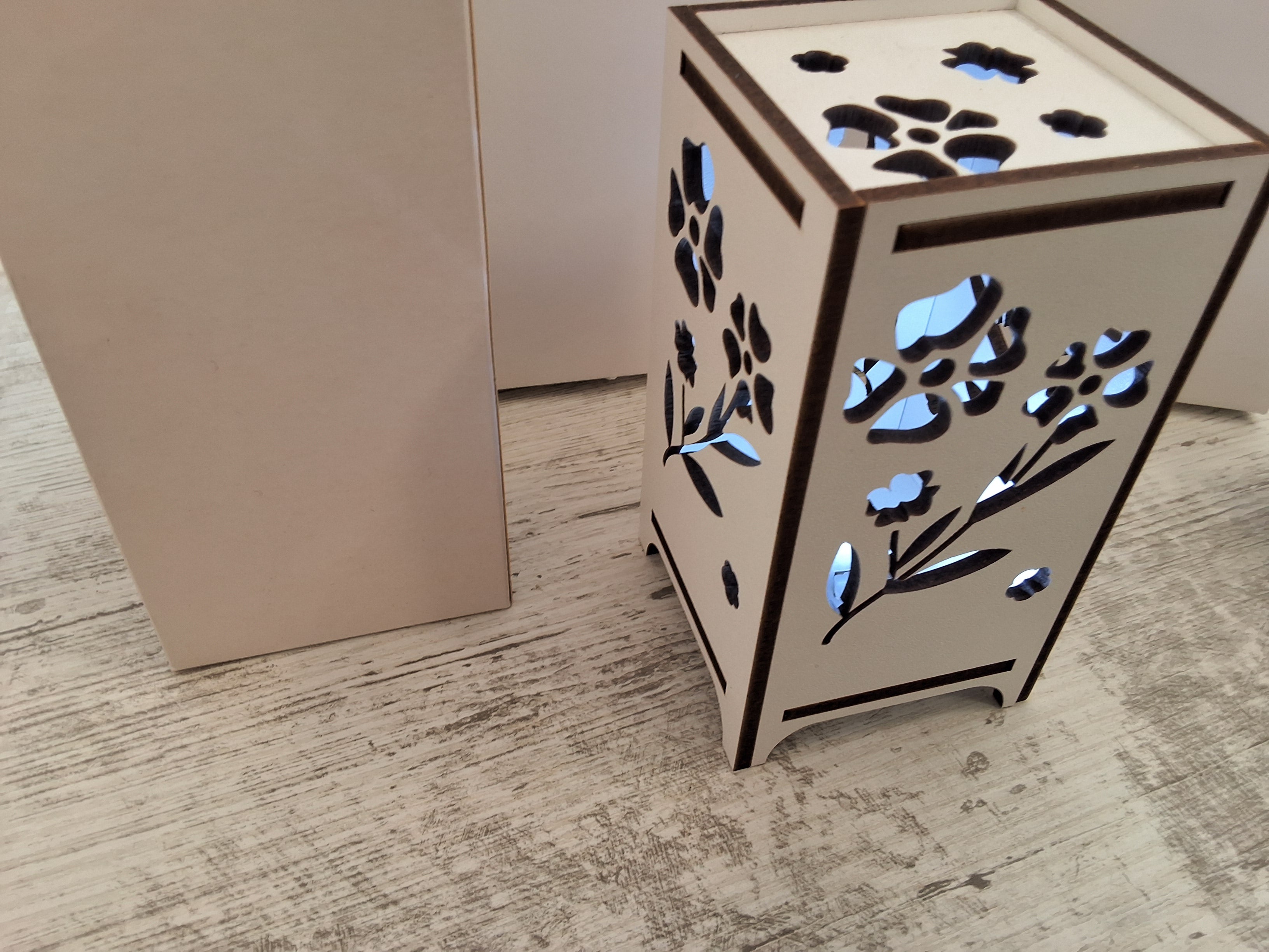 Bomboniera Lampada da Tavolo in Legno Traforata Fiori (7,5x7,5x14 cm) – Completa di Scatola e Confetti