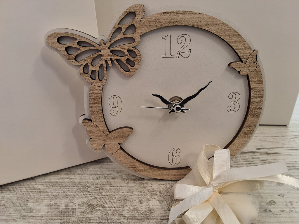 Bomboniera Orologio Tondo in Legno con Farfalle Traforate in Rilievo (15,5x15,5 cm) – Completa di Scatola e Confetti
