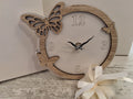 Bomboniera Orologio Tondo in Legno con Farfalle Traforate in Rilievo (15,5x15,5 cm) – Completa di Scatola e Confetti