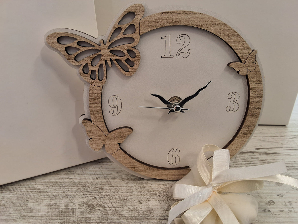 Bomboniera Orologio Tondo in Legno con Farfalle Traforate in Rilievo (15,5x15,5 cm) – Completa di Scatola e Confetti