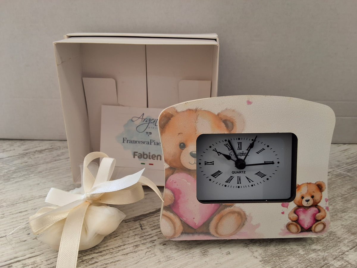 Orologio Sveglia da Tavolo in Legno Orsetto Rosa "Fabien" - Completo di Scatola e Sacchetto Confetti