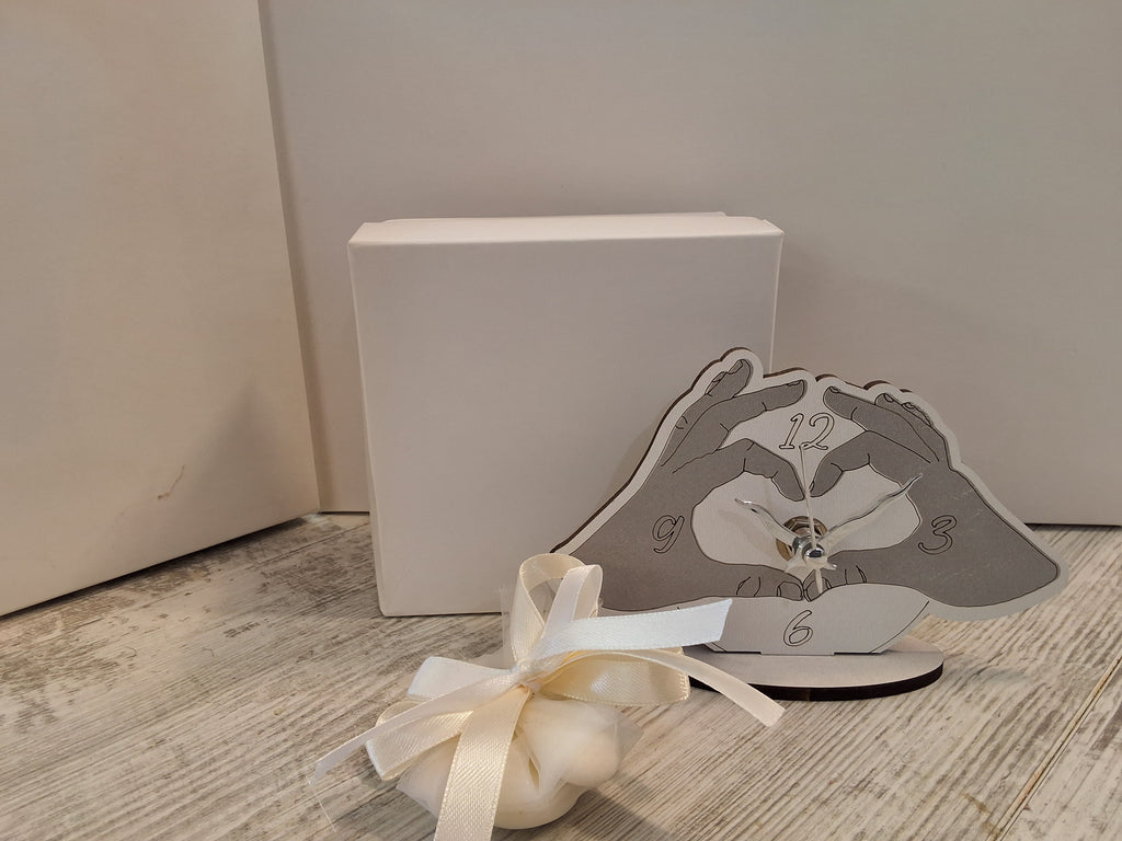 Orologio Piccola Dimensione Mani a Cuore in Legno - Bomboniera Completa e Arredo Tavolo