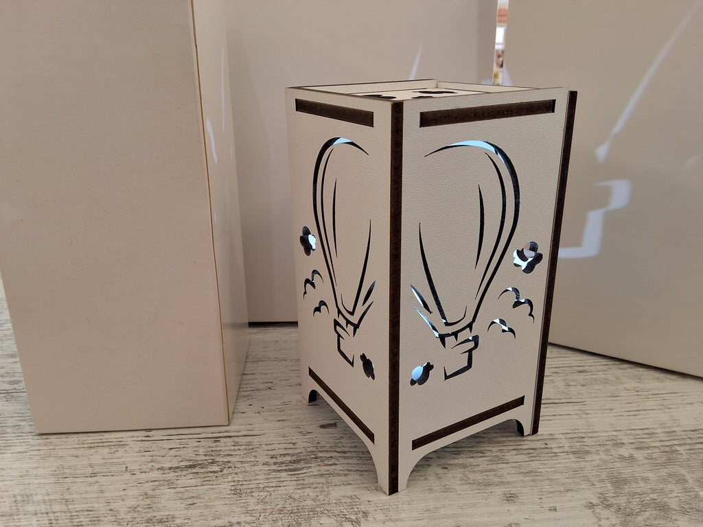 Bomboniera Lampada da Tavolo in Legno Traforata Mongolfiera (7,5x7,5x14 cm) – Completa di Scatola e Confetti