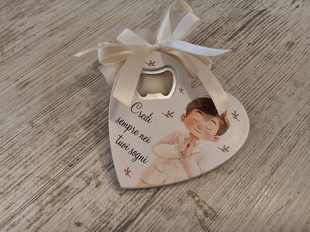 Bomboniera Apribottiglie a Cuore Prima Comunione Bimbo in Resina (8,5x8 cm) – Completa e Personalizzabile
