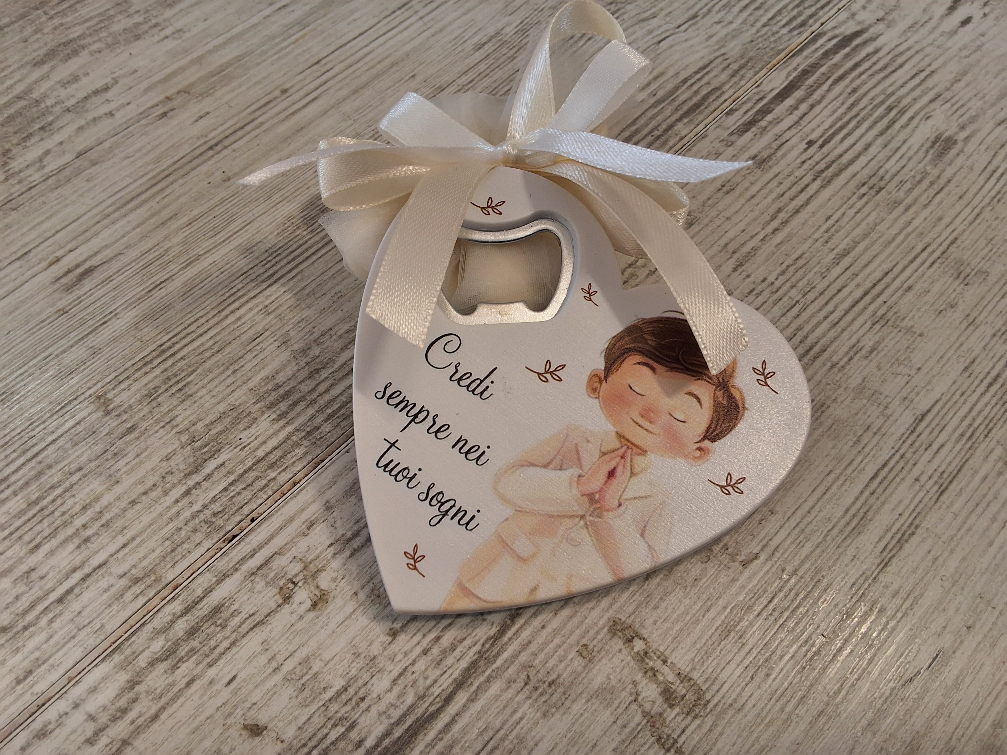 Bomboniera Apribottiglie a Cuore Prima Comunione Bimbo in Resina (8,5x8 cm) – Completa e Personalizzabile