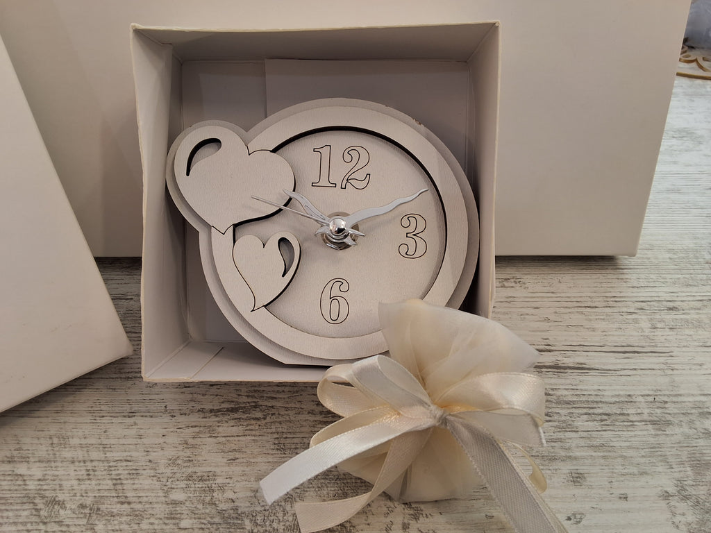 Bomboniera Orologio Tondo in Legno con Cuori in Rilievo (11,5x10 cm) – Completa di Scatola e Confetti
