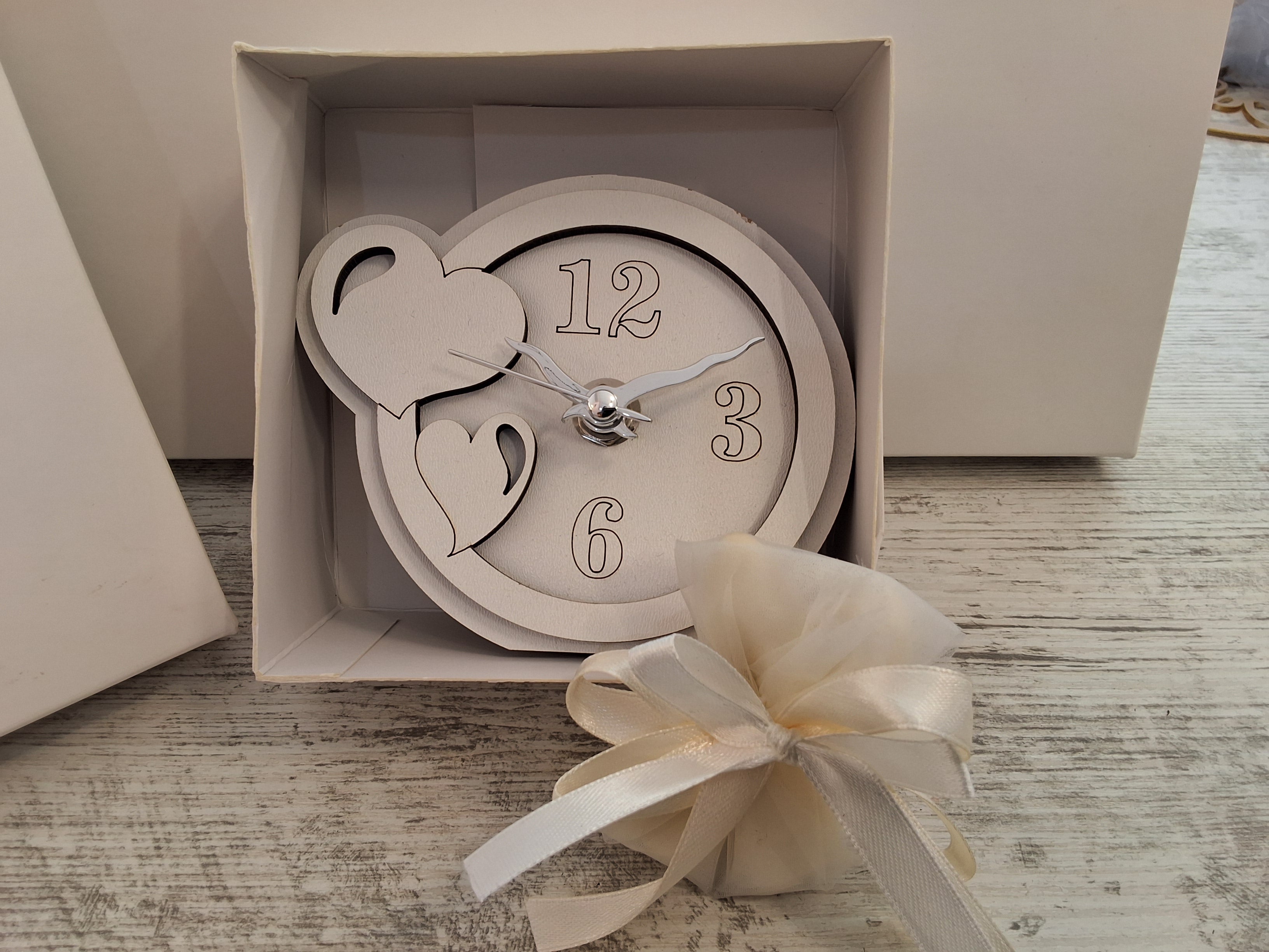 Bomboniera Orologio Tondo in Legno con Cuori in Rilievo (11,5x10 cm) – Completa di Scatola e Confetti